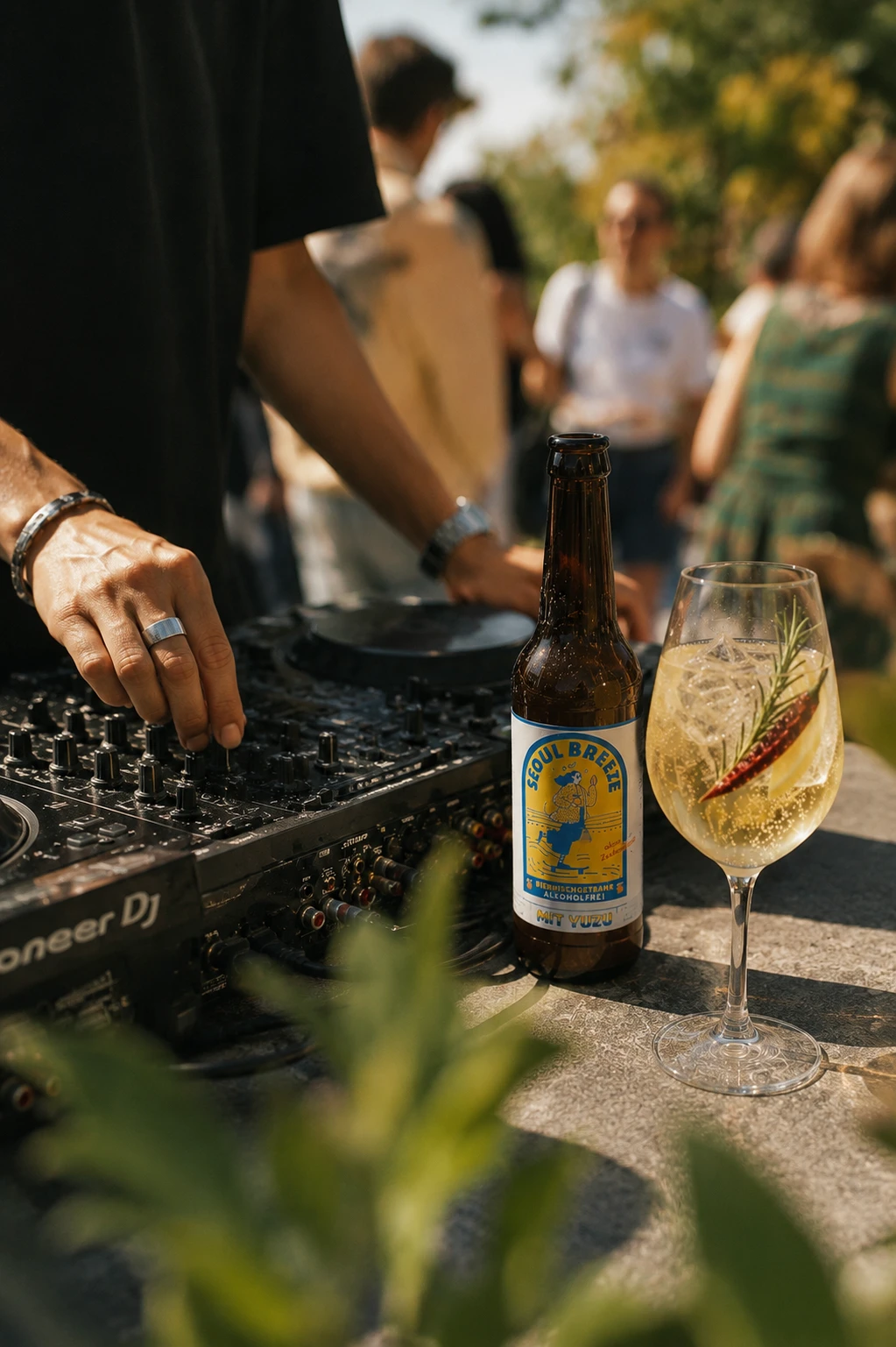 Seoul Breeze — Alcohol-Free Yuzu Pale Ale (Tomo&, 6 × 330 ml) — editorial photo